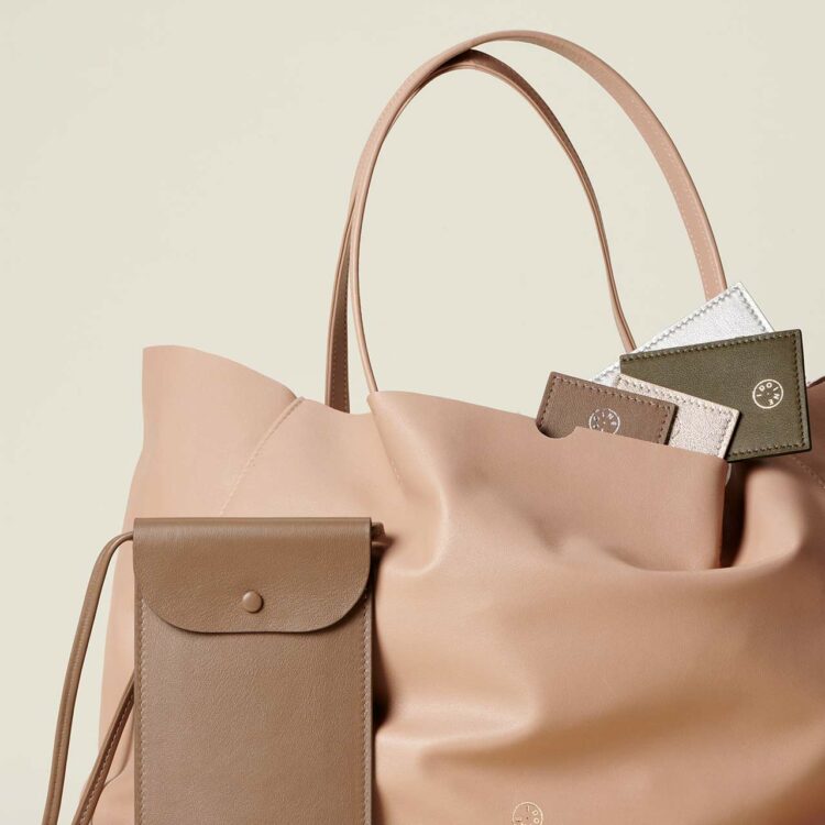 De la pochette au cabas, sacs et accessoires Idoine mettent en valeur veau grainé, nappa et agneau plongé, issus de stocks dormants.