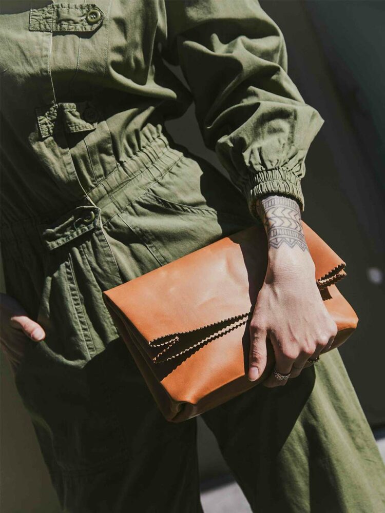 Modèle Lunch Bag de la ligne Leather Kraft, en cuir d’origine France, assemblé au point de sellier - Photo © Kim de Souzy.