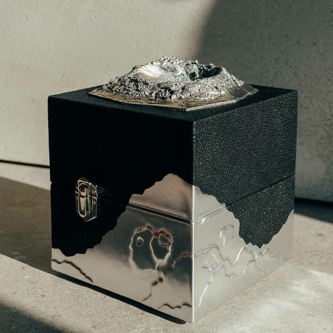 Bodenhorst fabrique de précieux écrins. Tel Moonbox, associant deux cuirs, grainé laqué noir et métallisé lisse. Le couvercle sculpté évoque la lune.