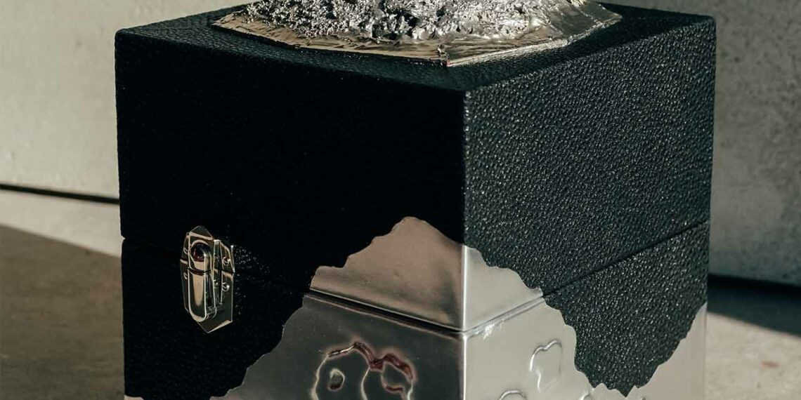 Bodenhorst fabrique de précieux écrins. Tel Moonbox, associant deux cuirs, grainé laqué noir et métallisé lisse. Le couvercle sculpté évoque la lune.