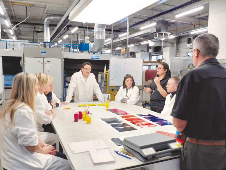 Formation CQP Coloriste sur la plateforme tannerie de CTC.