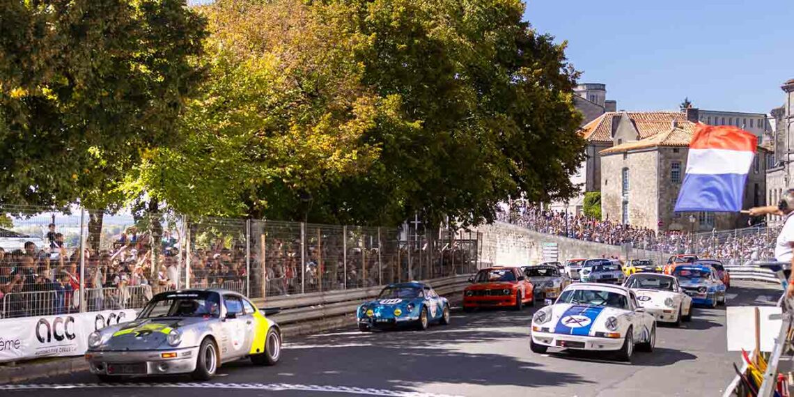 Le Circuit des Remparts réunit en septembre à Angoulême plusieurs centaines de véhicules anciens - Photo © Agence Austral.