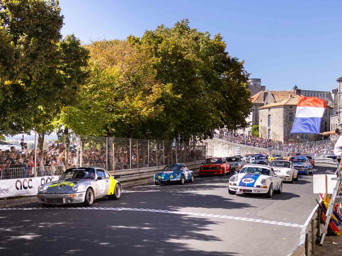 Le Circuit des Remparts réunit en septembre à Angoulême plusieurs centaines de véhicules anciens - Photo © Agence Austral.