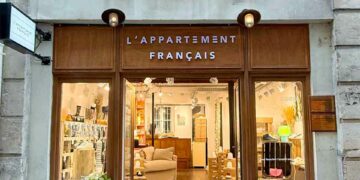 L’Appartement Français a ouvert la première boutique de sneakers fabriquées en France dans le quartier du Marais, à Paris, rue du Bourg Tibourg - Photo © L’Appartement Français.
