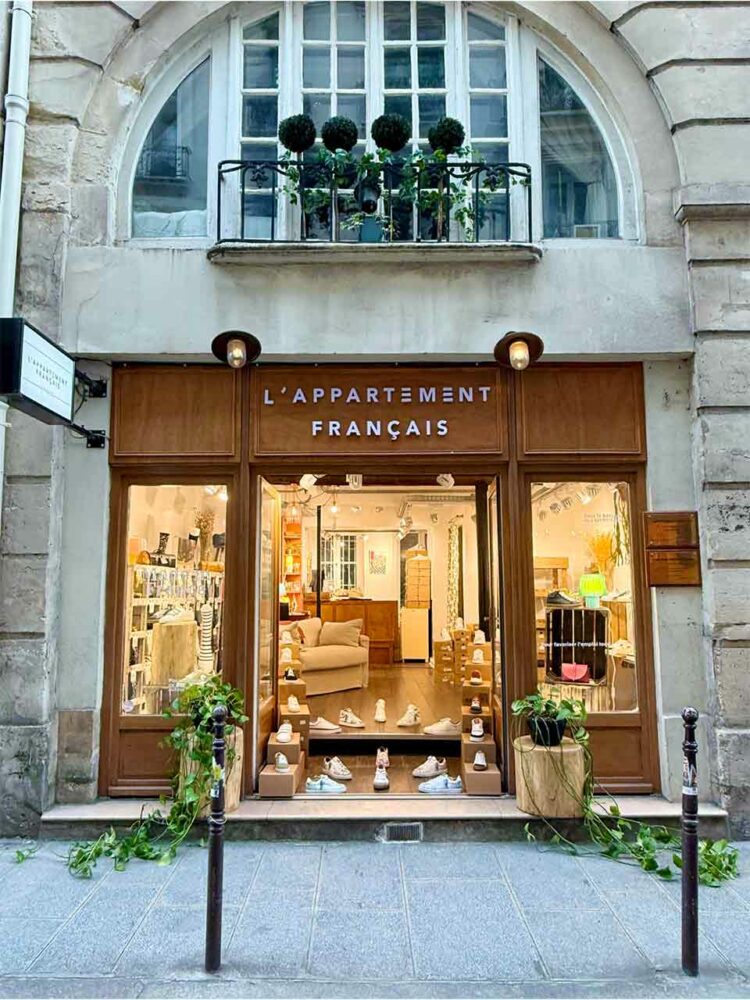 L’Appartement Français a ouvert la première boutique de sneakers fabriquées en France dans le quartier du Marais, à Paris, rue du Bourg Tibourg - Photo © L’Appartement Français.