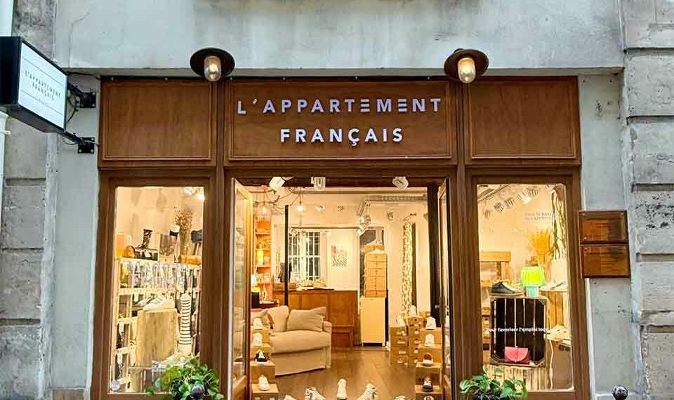 L’Appartement Français a ouvert la première boutique de sneakers fabriquées en France dans le quartier du Marais, à Paris, rue du Bourg Tibourg - Photo © L’Appartement Français.