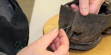 Restauration d’une chaussure archéologique en cuir gorgé d’eau découverte sur l’épave de la Jeanne-Elisabeth coulée en 1755 au large du Languedoc-Roussillon.