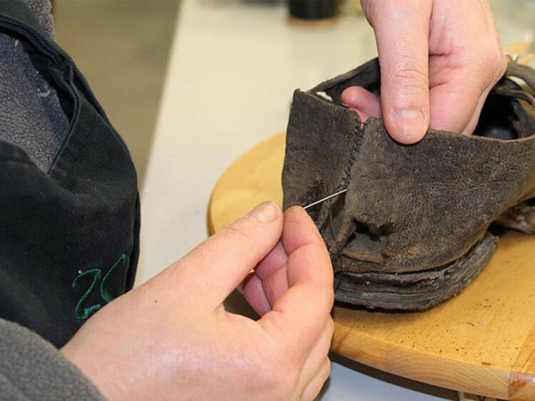 Restauration d’une chaussure archéologique en cuir gorgé d’eau découverte sur l’épave de la Jeanne-Elisabeth coulée en 1755 au large du Languedoc-Roussillon.