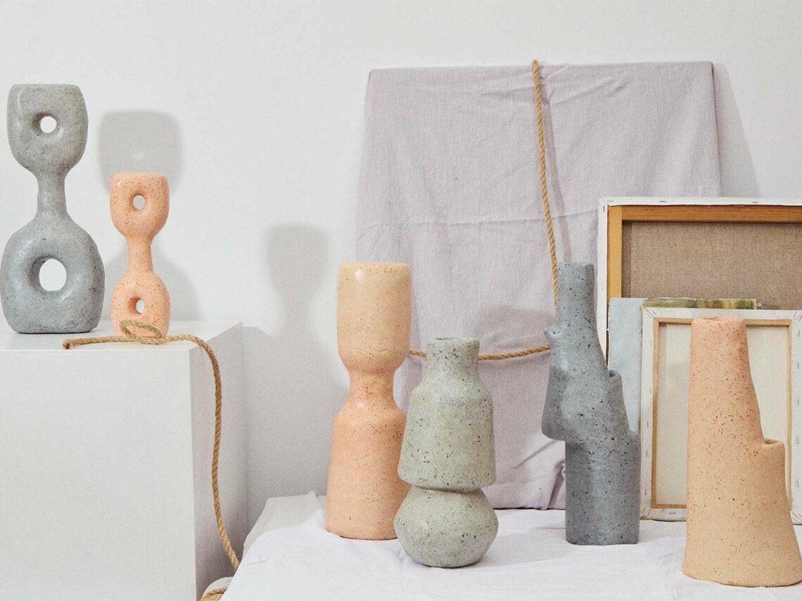 Le Salon des Refusés est un upcycling créatif entre hors-studio et Camille Chaleil : des objets sculptures façon totems à base de chutes de céramique et de cuirs - Photo © Ella Perdereau.