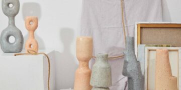 Le Salon des Refusés est un upcycling créatif entre hors-studio et Camille Chaleil : des objets sculptures façon totems à base de chutes de céramique et de cuirs - Photo © Ella Perdereau.
