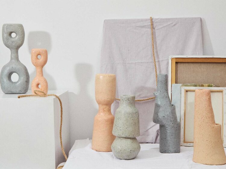 Le Salon des Refusés est un upcycling créatif entre hors-studio et Camille Chaleil : des objets sculptures façon totems à base de chutes de céramique et de cuirs - Photo © Ella Perdereau.