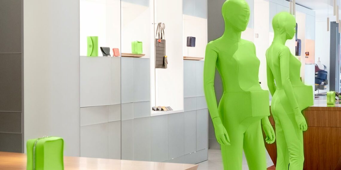 La sculpture « Surprise » de Fabrice Hyber porte bien son nom. Le plasticien a aussi réalisé des sacs, ceintures, bracelets montre en cuir vert pour Camille Fournet.