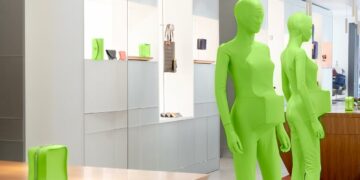 La sculpture « Surprise » de Fabrice Hyber porte bien son nom. Le plasticien a aussi réalisé des sacs, ceintures, bracelets montre en cuir vert pour Camille Fournet.