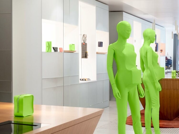 La sculpture « Surprise » de Fabrice Hyber porte bien son nom. Le plasticien a aussi réalisé des sacs, ceintures, bracelets montre en cuir vert pour Camille Fournet.