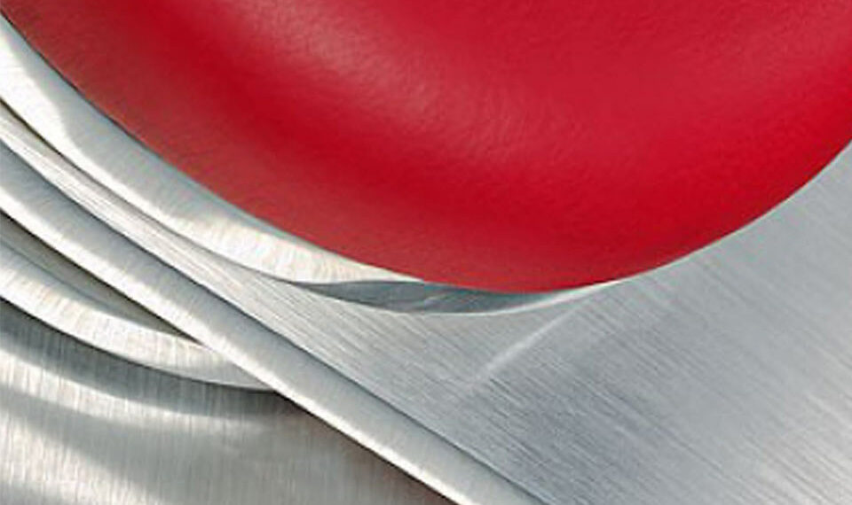 Détail accoudoir tablette métal chromé du fauteuil couteau suisse, Fabrice Hyber.