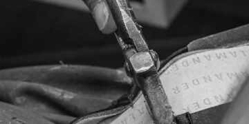 La fabrication d’une chaussure de sécurité sur-mesure nécessite de 10 à 30 heures selon la conformation du pied du destinataire, soit à peu près le même délai que pour les chaussures orthopédiques.