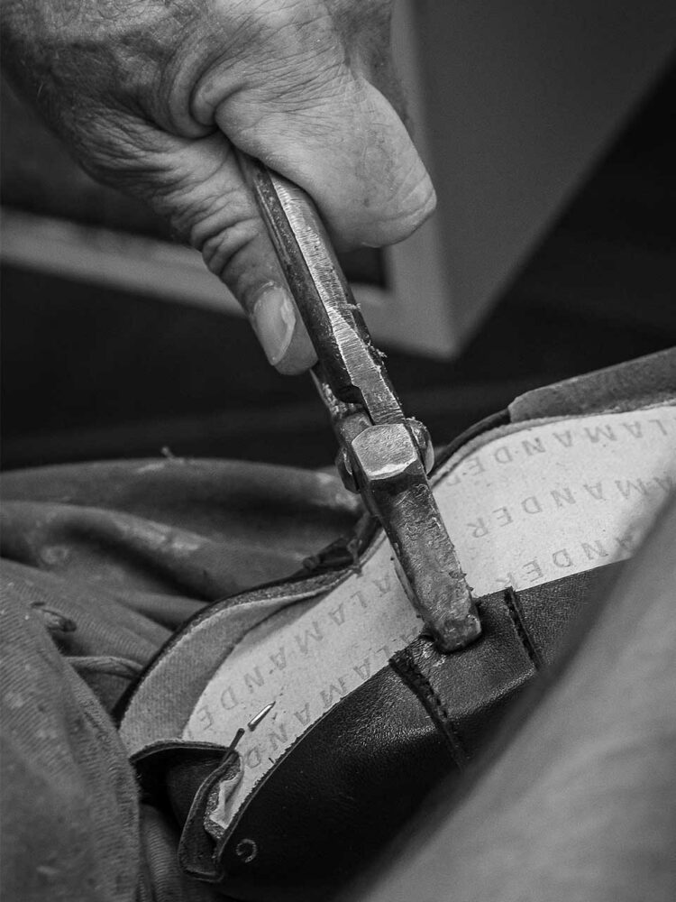 La fabrication d’une chaussure de sécurité sur-mesure nécessite de 10 à 30 heures selon la conformation du pied du destinataire, soit à peu près le même délai que pour les chaussures orthopédiques.