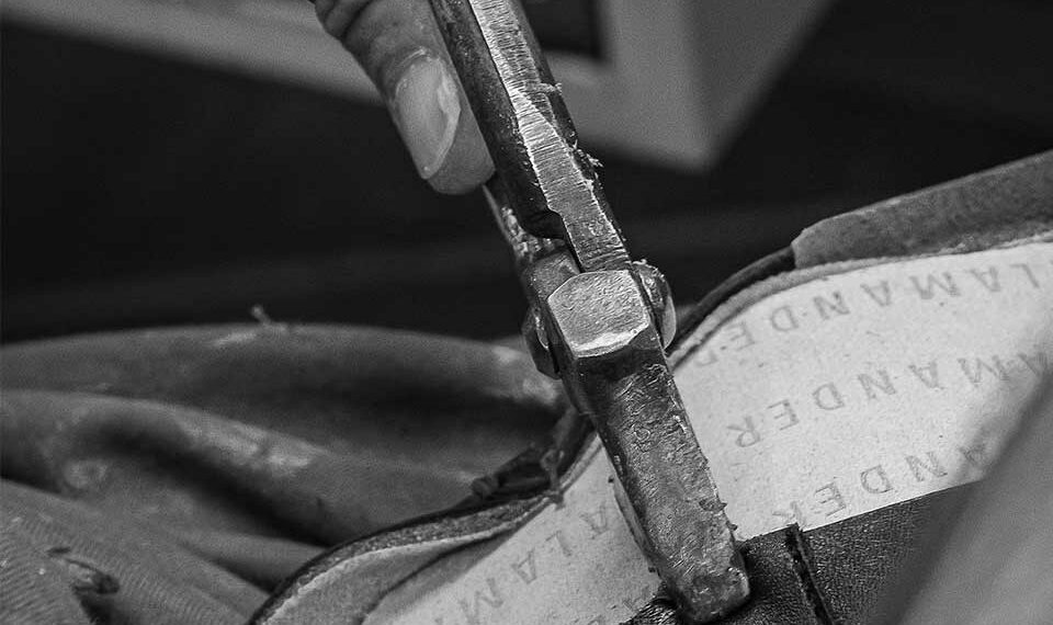 La fabrication d’une chaussure de sécurité sur-mesure nécessite de 10 à 30 heures selon la conformation du pied du destinataire, soit à peu près le même délai que pour les chaussures orthopédiques.