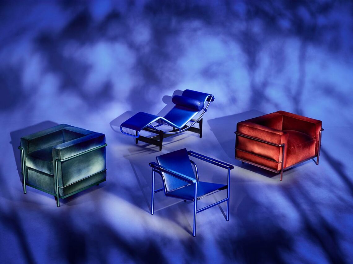 Rouge, bleu, vert : trois coloris intenses pour les éditions 2025 du Fauteuil dossier basculant, des Fauteuils Grand Confort (petit et grand modèle) et de la Chaise Longue à réglage continu, chez Cassina - Photo © Luca Merli.