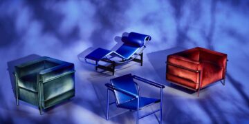Rouge, bleu, vert : trois coloris intenses pour les éditions 2025 du Fauteuil dossier basculant, des Fauteuils Grand Confort (petit et grand modèle) et de la Chaise Longue à réglage continu, chez Cassina - Photo © Luca Merli.