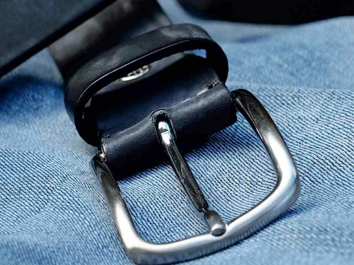 La ceinture en cuir, un accessoire indispensable.