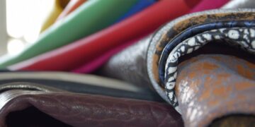 Le mégissier Joqueviel & Cathala a fait évoluer son savoir-faire : du tannage végétal à la teinture et à une variété de finitions, parmi lesquelles un cuir stretch à tannage végétal ou un cuir bubble actuellement tendance.