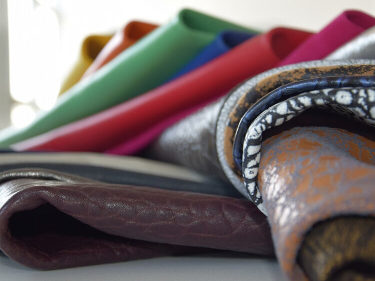 Le mégissier Joqueviel & Cathala a fait évoluer son savoir-faire : du tannage végétal à la teinture et à une variété de finitions, parmi lesquelles un cuir stretch à tannage végétal ou un cuir bubble actuellement tendance.