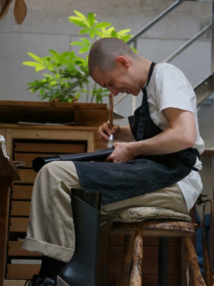 Pierre-Baptiste L’Hospital à l’œuvre dans l’atelier de l’un de ses maîtres à Karlsruhe.