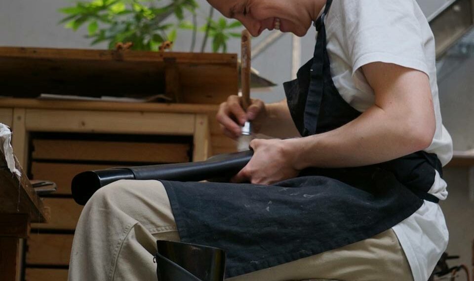 Pierre-Baptiste L’Hospital à l’œuvre dans l’atelier de l’un de ses maîtres à Karlsruhe.