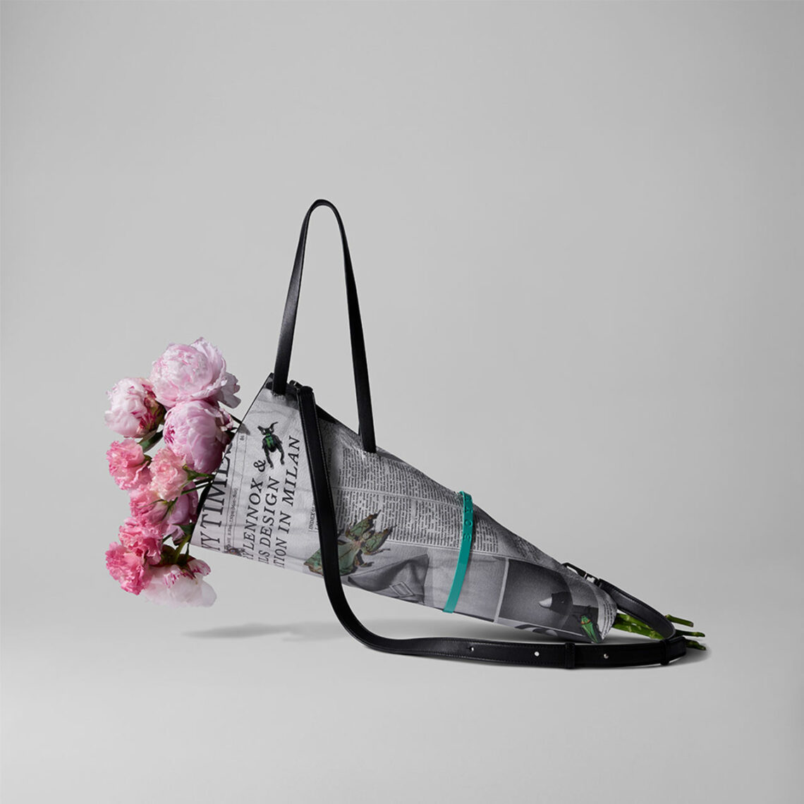 The Gazette Bag marque la première collaboration de Boyy avec le Studio Mary Lennox. La feuille de journal est en cuir d’agneau imprimé.