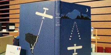 La reliure contemporaine réinvente l'art du livre. Une des 278 reliures issues de 24 pays présentées lors de la dernière Biennale Mondiale de la Reliure d’art. Le concours international de Reliure d’Art avait choisi le thème de Vol de Nuit d'Antoine de Saint-Exupéry.