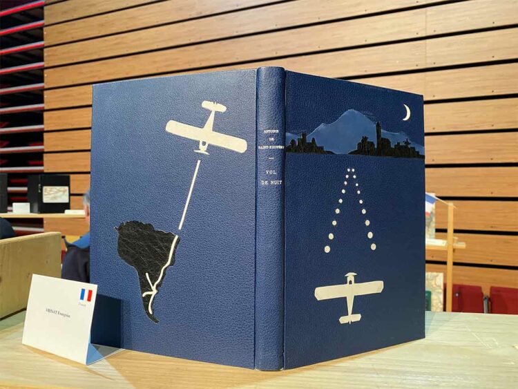 La reliure contemporaine réinvente l'art du livre. Une des 278 reliures issues de 24 pays présentées lors de la dernière Biennale Mondiale de la Reliure d’art. Le concours international de Reliure d’Art avait choisi le thème de Vol de nuit d'Antoine de Saint-Exupéry.