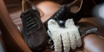 Christophe Fenwick imagine des accessoires de conduite qui répondent au raffinement des voitures rares qu’ils accompagnent.