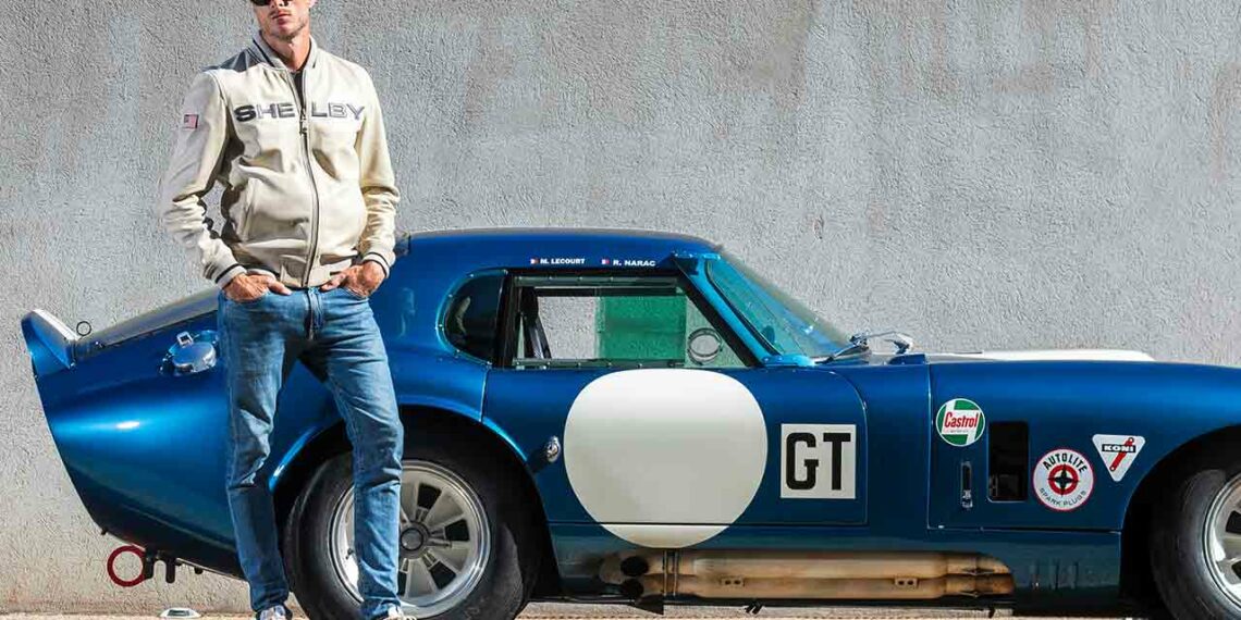 De nombreuses licences prestigieuses renforcent l’internationalisation de la marque. Ici avec Carroll Shelby.