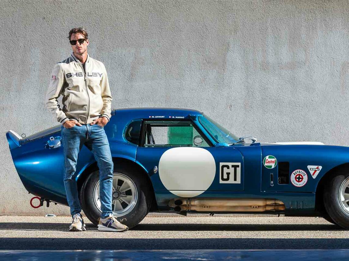De nombreuses licences prestigieuses renforcent l’internationalisation de la marque. Ici avec Carroll Shelby.