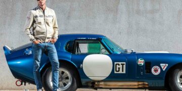 De nombreuses licences prestigieuses renforcent l’internationalisation de la marque. Ici avec Carroll Shelby.