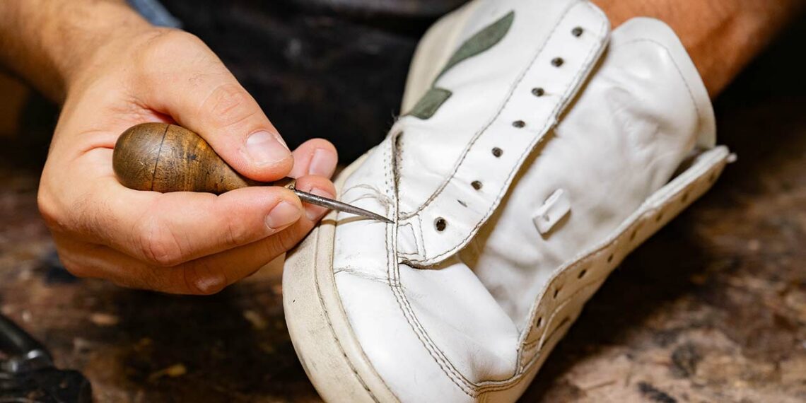 Inciter les consommateurs à faire réparer leurs chaussures et vêtements, tel est l’objectif du Bonus Réparation.