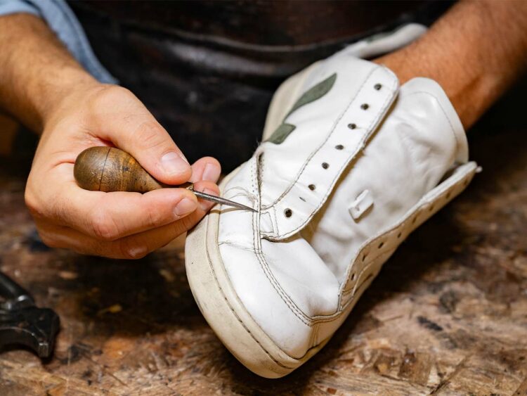 Inciter les consommateurs à faire réparer leurs chaussures et vêtements, tel est l’objectif du Bonus Réparation.