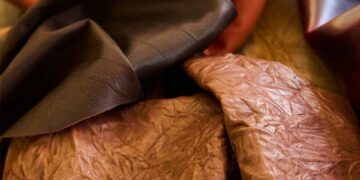 Effets craquelés, veines sublimées pour une esthétique vintage aux tonalités naturelles du cuir - Photo © Davide Corona/ICE.