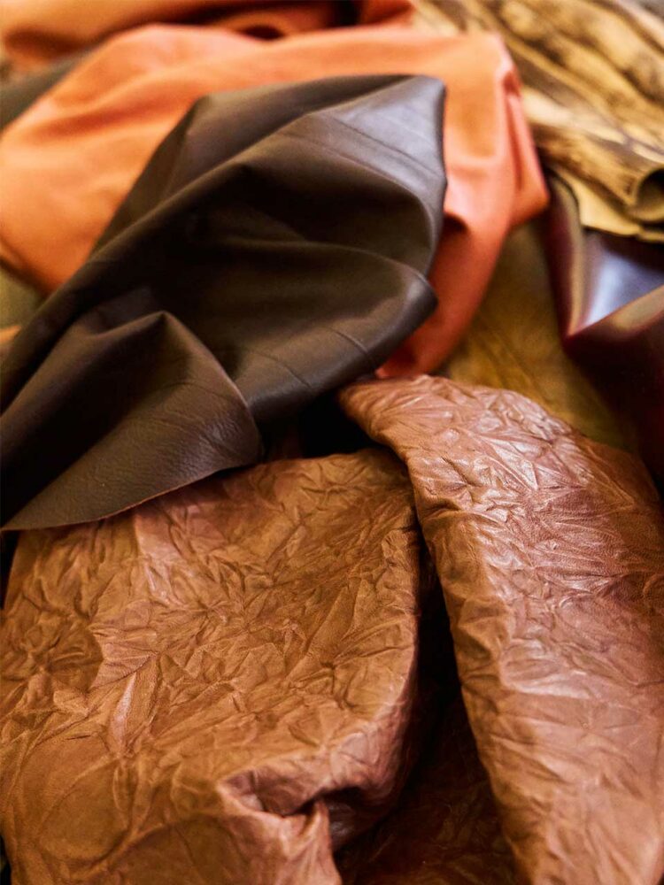 Effets craquelés, veines sublimées pour une esthétique vintage aux tonalités naturelles du cuir - Photo © Davide Corona/ICE.