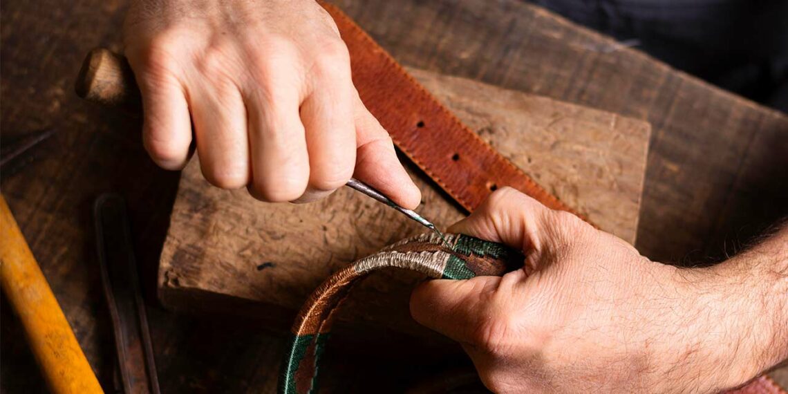 Une lanière en cuir sur un sac, véritable atout.