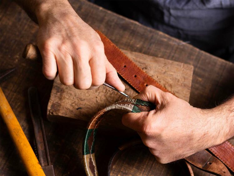 Une lanière en cuir sur un sac, véritable atout.