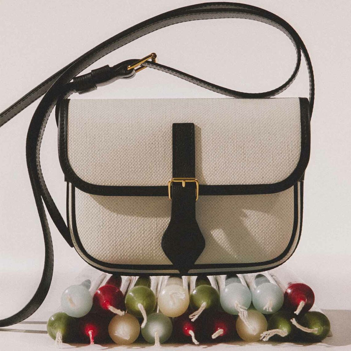 Pratique au quotidien, la ceinture de Travail N°25 est en toile solide et cuir pleine fleur. Elle se personnalise et se porte de quatre manières différentes. 595€ prix boutique conseillé.