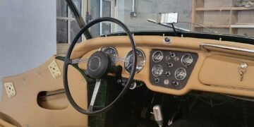 La restauration du tableau de bord de cette Triumph TR3 a fait appel, outre des savoir-faire de gainage cuir, à des talents de mécanicienne et électricienne.