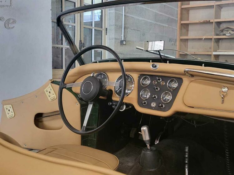 La restauration du tableau de bord de cette Triumph TR3 a fait appel, outre des savoir-faire de gainage cuir, à des talents de mécanicienne et électricienne.
