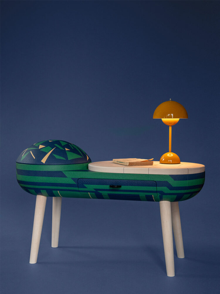 La marqueterie de cuir fait de la console Meet On The Ledge un meuble unique en bois d’érable blanchi et cuir de buffle graphique. Tiroir et dôme pivotant servent de rangement - Photo © Jérome Guibord.