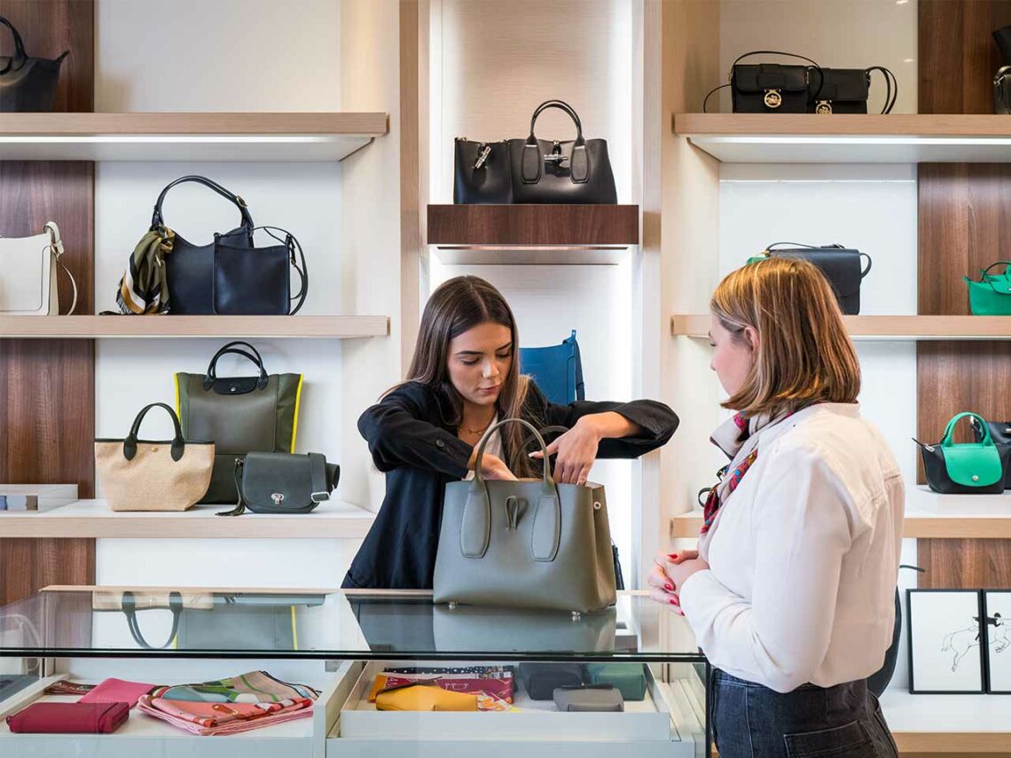 « Le luxe consacre encore 40% des investissements de “change” (mise en place de nouveaux modèles) à la relation client, contre 32% et 36% dans la distribution et les biens de consommation. »  - Photo © Ici Au Loin - Jules Hidrot pour AFCuir.