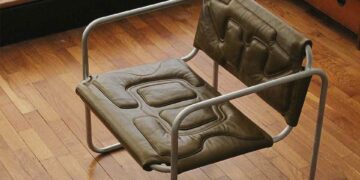 Conçue par Voto XO, la chaise Veyre combine les codes du camping et de la randonnée.