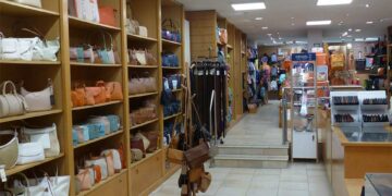 La maroquinerie Au Sellier Guérandais déploie ses 7 mètres de vitrines dans la rue Saint-Michel à Guérande.