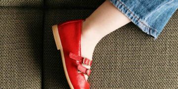 Imprimés, irisés ou pailletés, les cuirs des chaussures premiers pas filles affirment le style tendance de Bopy.
